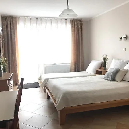 ホームステイ Oskar カルビア