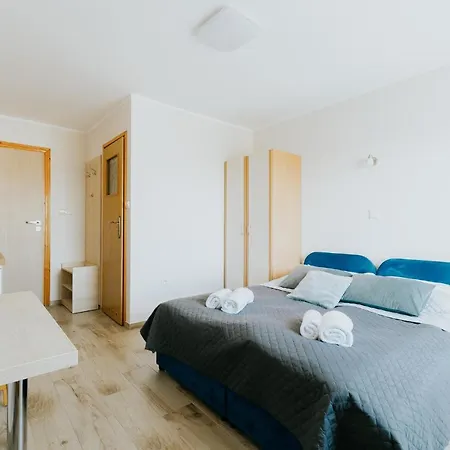 ホームステイ Oskar カルビア