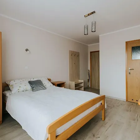 ホームステイ Oskar カルビア